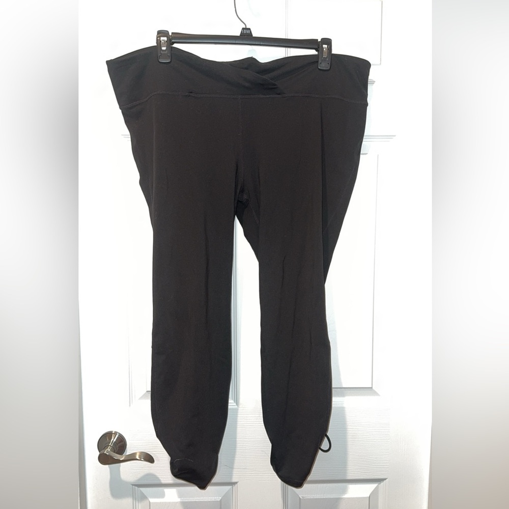 Maternity Gap Fit XXL leggings ties in back at legs! So comfy!!